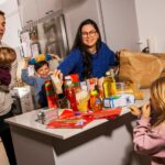 Människor diskuterar beredskapsplaner i ett kontor.