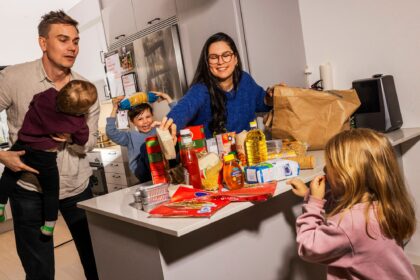 Människor diskuterar beredskapsplaner i ett kontor.