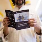 Anställda på ett kontor som diskuterar beredskapsstrategier.