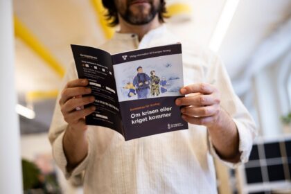 Anställda på ett kontor som diskuterar beredskapsstrategier.