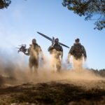 Civil och militär personal i samarbete under en övning.