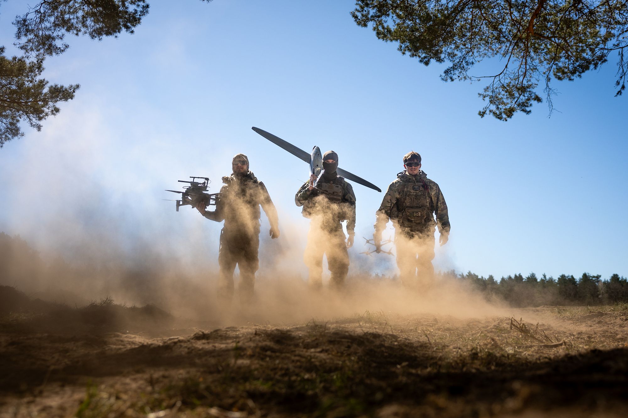 Civil och militär personal i samarbete under en övning.