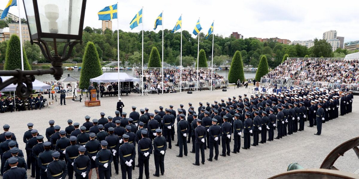 Soldater samlade i grupp under en övning.