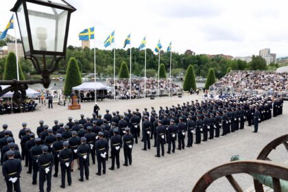 Soldater samlade i grupp under en övning.