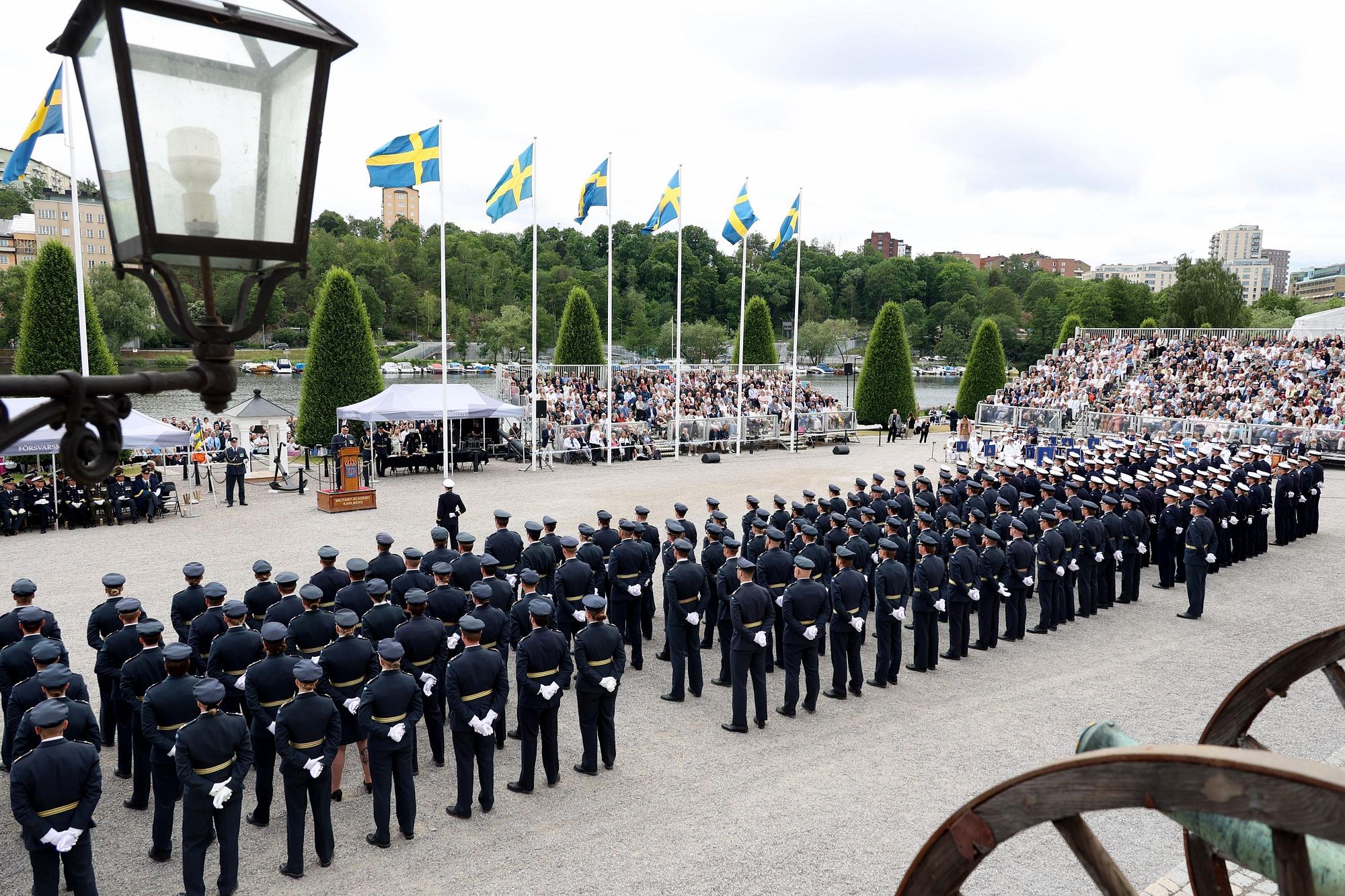Soldater samlade i grupp under en övning.